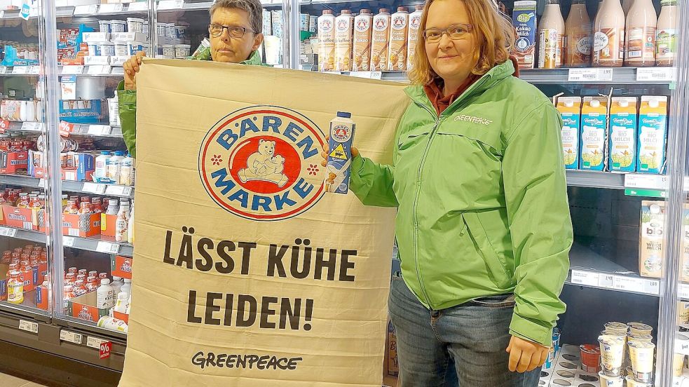 Sonja Gosch (rechts) und Dorothea Winkler gehören zur Gruppe Greenpeace Ostfriesland, die im Emder Rewe-Markt eine Aktion gegen die Bärenmarke-Milch startete. Fotos: Privat