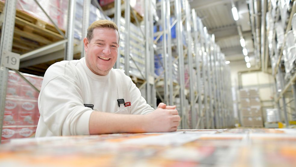 Nico Müller ist in der Molkerei Rücker für das Management bei den Verpackungsmaterialien zuständig. Foto: Ortgies