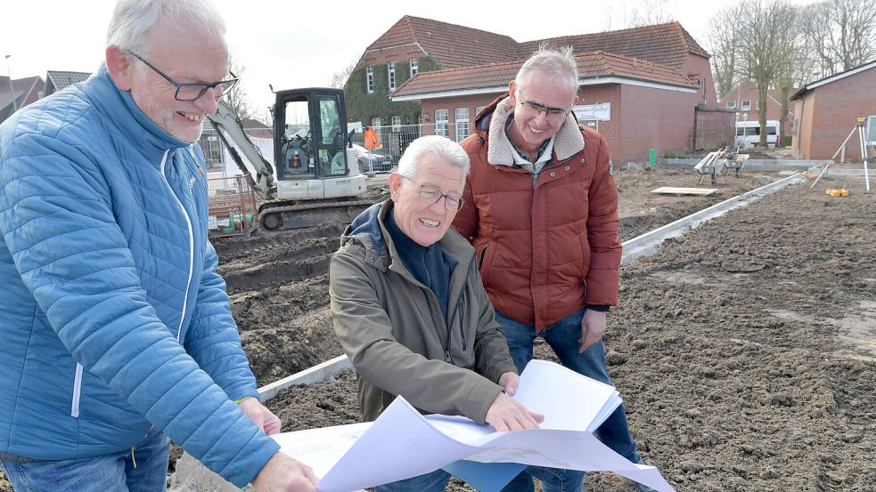 Die Neugier, wie es aussehen wird, sei groß, sagt der Neukamperfehner Bürgermeister Joachim Brahms (SPD, Mitte). Mit Herbert Buß (SPD, links) und Gerd Fecht (NIG/FDP) studiert er die Pläne. Foto: Ortgies