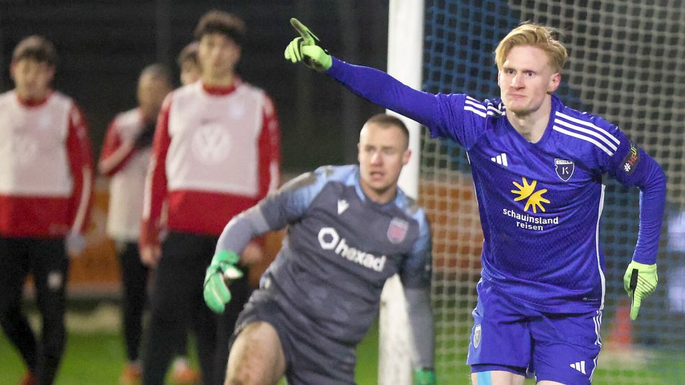 Pascal Steinwender spielte erneut mit seinen grünen Handschuhen. Einmal traf er gegen Wolfsburg. Foto: Doden, Emden