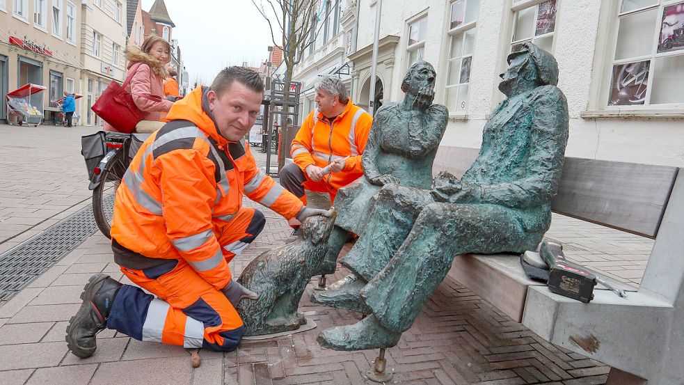 Matthias Niendieker vom Betriebshof der Stadt Aurich richtet den Hund von „Oma und Opa“ aus. Foto: Romuald Banik