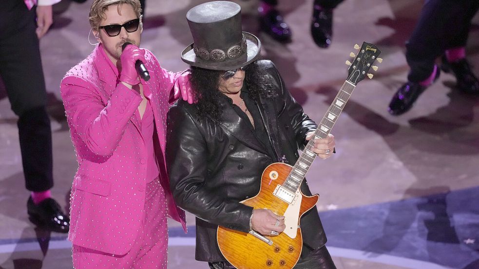 Ryan Gosling wurde bei seiner Darbietung von „I‘m Just Ken“ von Rockgitarrist Slash unterstützt. Foto: dpa/Invision/AP/Chris Pizzello