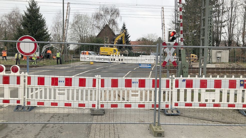 Noch ist der Bahnübergang an der Deichstraße in Ihrhove gesperrt. Foto: Ammermann