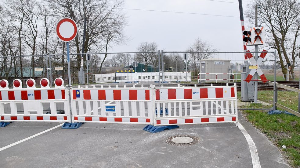 Von den Arbeiten an der Bahnlinie sind in der Gemeinde Westoverledingen noch weitere Bahnübergänge betroffen, die allerdings schon seit einiger Zeit voll gesperrt worden sind. Dazu gehört auch der Übergang Zu den Höfen I. Der bleibt noch bis zum 25. März voll gesperrt. Foto: Ammermann