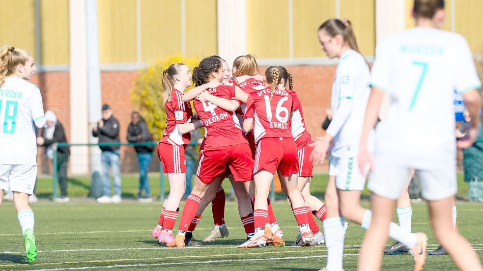 Jubelnde Auricherinnen, frustrierte Werder-Mädchen. Dieses Bild war symptomatisch für das Spiel am Samstag. Fotos: Rewohl