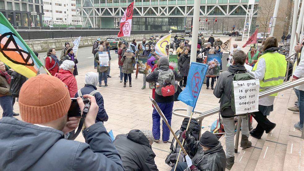 Auch bei der zweiten Anhörung Ende Januar formierte sich deutlicher Protest vor dem Den Haager Gericht. Foto: Constantin Zerger/Deutsche Umwelthilfe