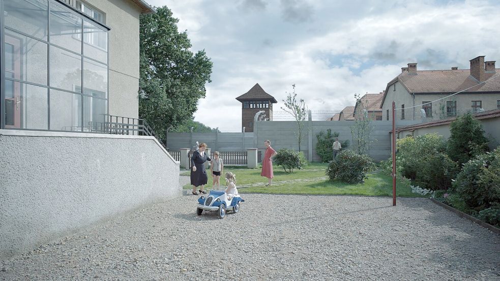 Nur eine Mauer trennt die Villa des Auschwitz-Kommandanten Rudolf Höß und seiner Familie vom Vernichtungslager mit seinen Wachtürmen. Fotos: dpa/Leonine
