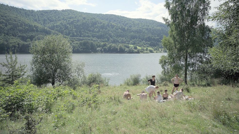 Der Film beginnt mit einer Badeszene in der Natur.