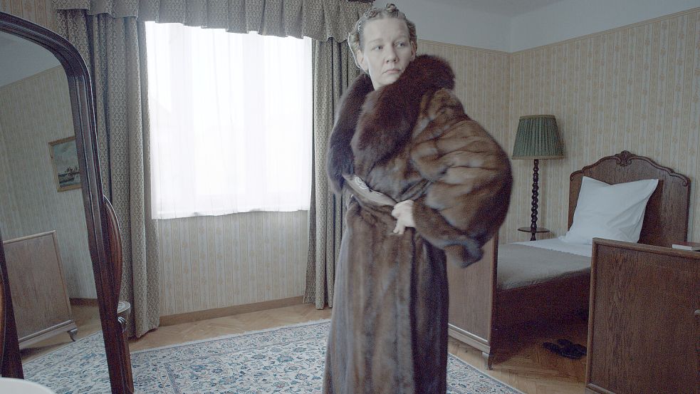 Hedwig Höß (Sandra Hüller), die Frau des Kommandanten, lässt sich aus dem Lager mit abgelegten Kleidern von Häftlingen versorgen.