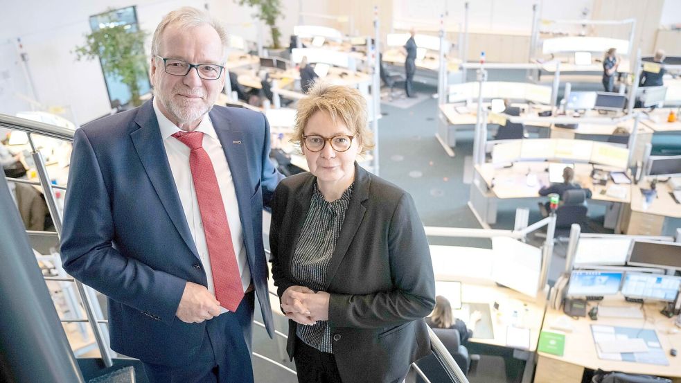 Innenministerin Daniela Behrens (SPD) hat Johann Kühme als Polizeipräsident der Polizeidirektion Oldenburg in den Ruhestand verabschiedet. Archivfoto: Sina Schuldt/dpa