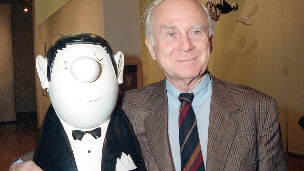 Vicco von Bülow alias Loriot mit der Büste einer seiner bekanntesten Figuren, dem Knollennasenmann. Foto: Schindler/dpa