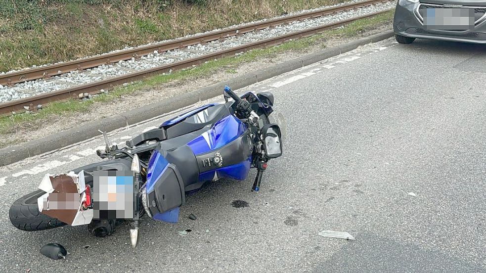 Das verunfallte Motorrad lag auf der Straße. Foto: Alessandro Cipolla