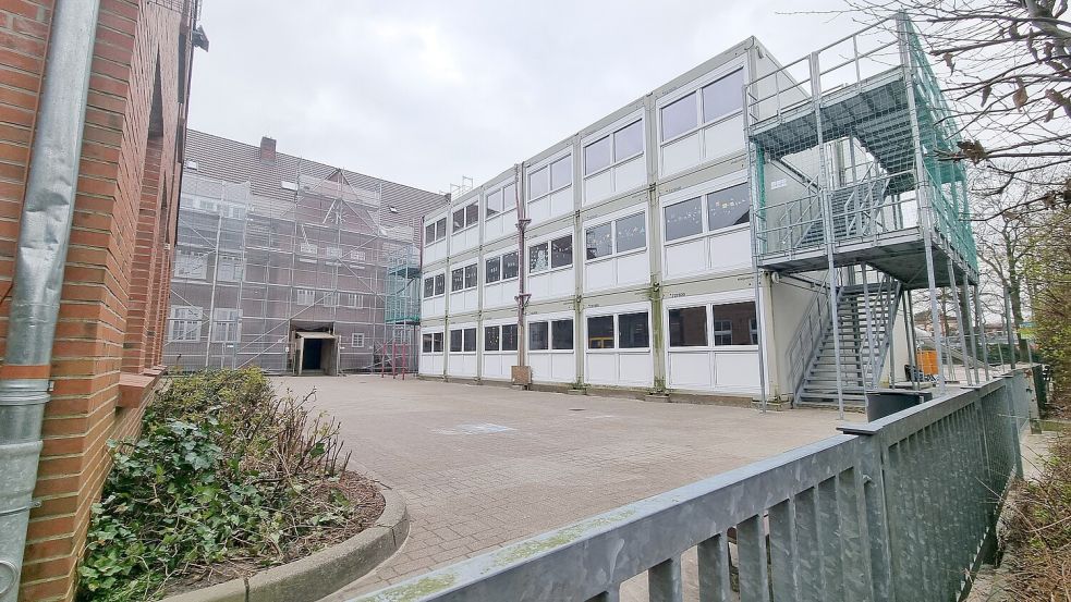 Das alte Gebäude der Hoheellernschule ist eingerüstet. Auf dem Hof steht ein Containerkomplex. Foto: Bothe