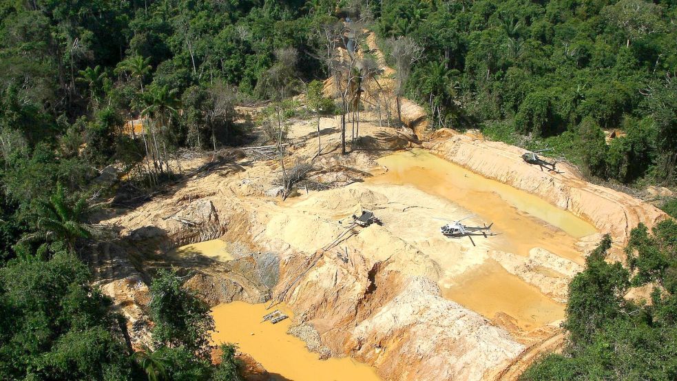 Blick aus einem Hubschrauber der brasilianischen Umweltbehörde auf ein illegales Bergbaulager während einer Operation zur Eindämmung des illegalen Bergbaus im Gebiet der Yanomami-Indianer im brasilianischen Bundesstaat Roraima. Foto: Edmar Barros/AP/dpa