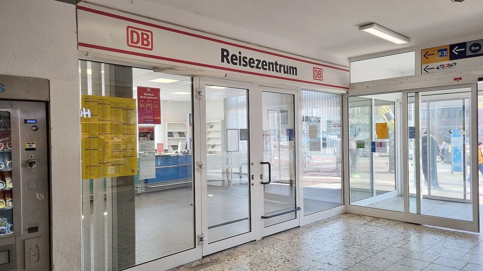 Das Reisezentrum ist im Leeraner Bahnhof direkt neben dem Eingang. Foto: Bothe