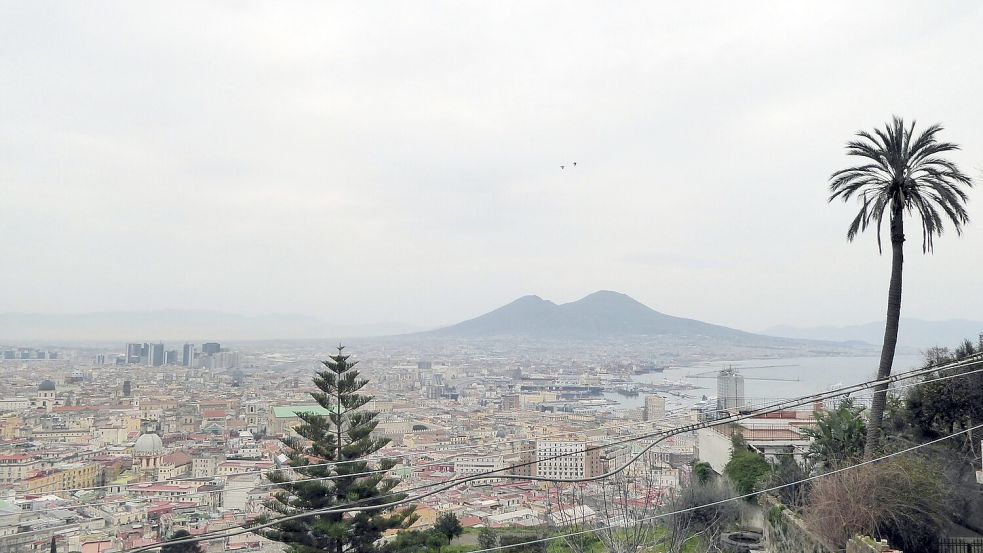 Blick vom Castel Sant’Elmo auf die Stadt und den Vulkan Vesuv. Foto: Alexandra Stahl/dpa-tmn/dpa