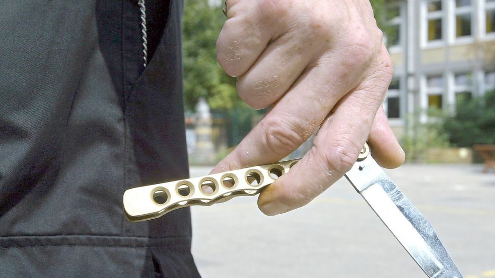 Tatwaffe Messer: Das ist nach Angaben von Osnabrücks Polizeipräsident Michael Maßmann in West-Niedersachsen immer häufiger der Fall. Foto: dpa