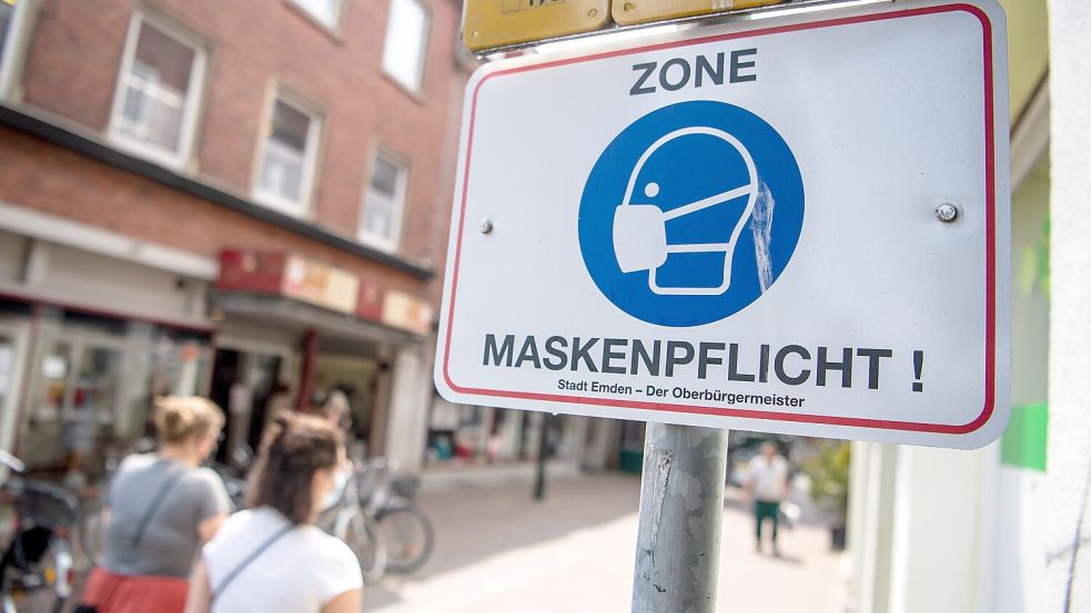 Maskenpflicht in der Emder Innenstadt: Der Ausbruch der Corona-Pandemie ist nun vier Jahre her. Foto: Schuldt/dpa