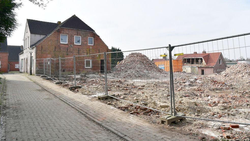 Die Häuser am Hinter Kirchgang wurden abgerissen. Nur das Haus links im Bild bleibt erhalten. Foto: Wagenaar