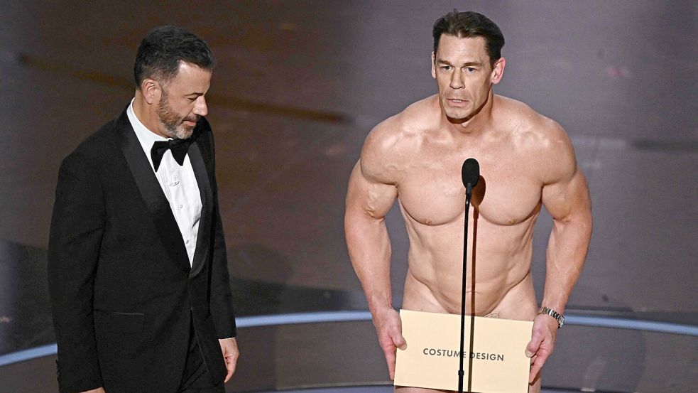 Oscars 2024: Jimmy Kimmel und John Cena in seinen Birkenstock-Sandalen. Foto: Patrick T. Fallon / AFP