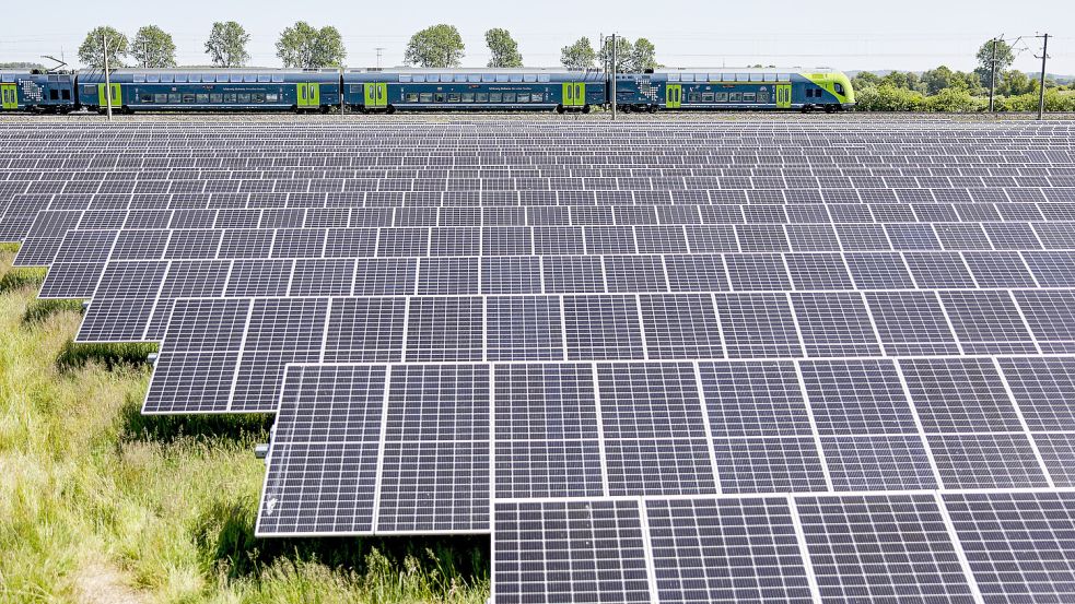Großflächige Solarparks wie diesen wird man in der Gemeinde Krummhörn voraussichtlich vergeblich suchen. Foto: Axel Heimken/dpa