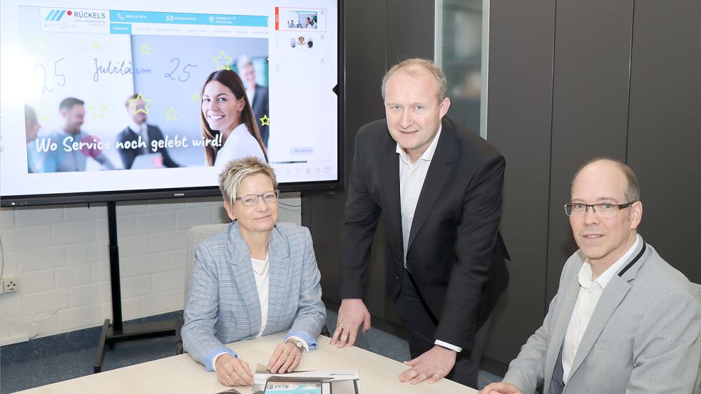 Teamwork in der Möbelabteilung zahlt sich aus. Im Bild von links: Disponentin Sigrid Roelfs, Geschäftsführer Nils Hofmann und Teamleiter Andree Lubina.
