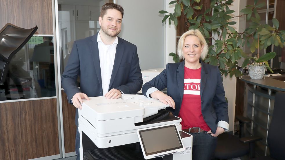 Prokurist Christian Pieper und Helga Hoffmann-Gerjets aus dem Vertragswesen sorgen für reibungslose Abläufe in der Abteilung „Print & Digital Lösungen“.
