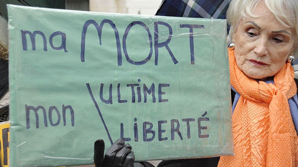 Die Franzosen sprechen sich mehrheitlich für die aktive Sterbehilfe aus. Übersetzt steht auf dem Schild geschrieben: „mein Tod, meine ultimative Freiheit“. Foto: IMAGO/ABACAPRESS