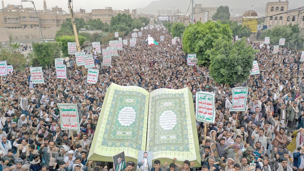 Sollte es erlaubt sein, den Koran zu verbrennen? Entsprechende Pläne und Umsetzungen in Schweden hatten im vergangenen Jahr massive Proteste weltweit ausgelöst – wie hier im Jemen. Foto: dpa