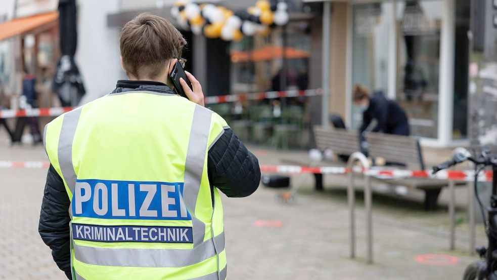 In Bielefeld fahndet die Polizei mit Namen und Fotos nach zwei mutmaßlichen Schützen. Foto: Friso Gentsch/dpa