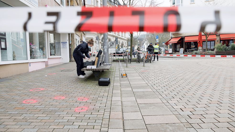 Tatort in der Bielefelder Innenstadt: Nach tödlichen Schüssen auf den 38-jährigen Besar Nimani sucht die Polizei mit Fahndungsbildern nach zwei tatverdächtigen Männern. Foto: dpa/Friso Gentsch