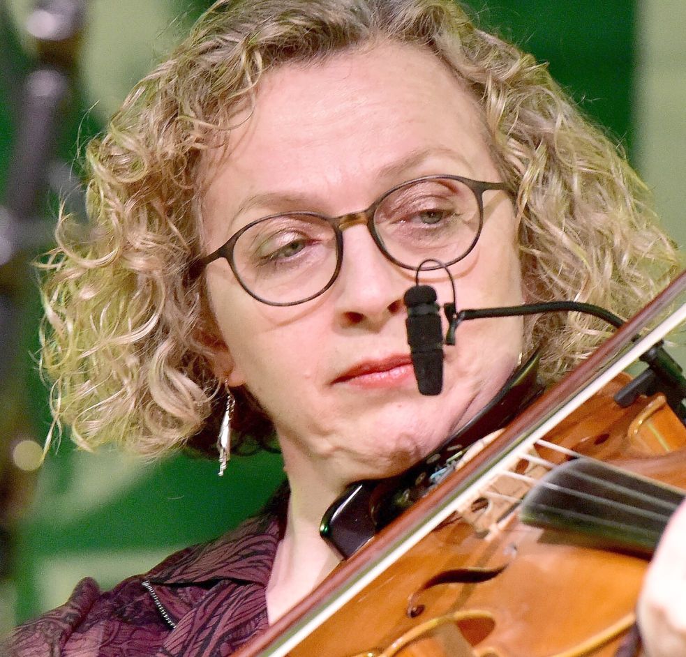 Deirdre Moynihan spielte Geige und sang. Außerdem führte sie durch das Programm - größtenteils auf Deutsch. Foto: Stromann