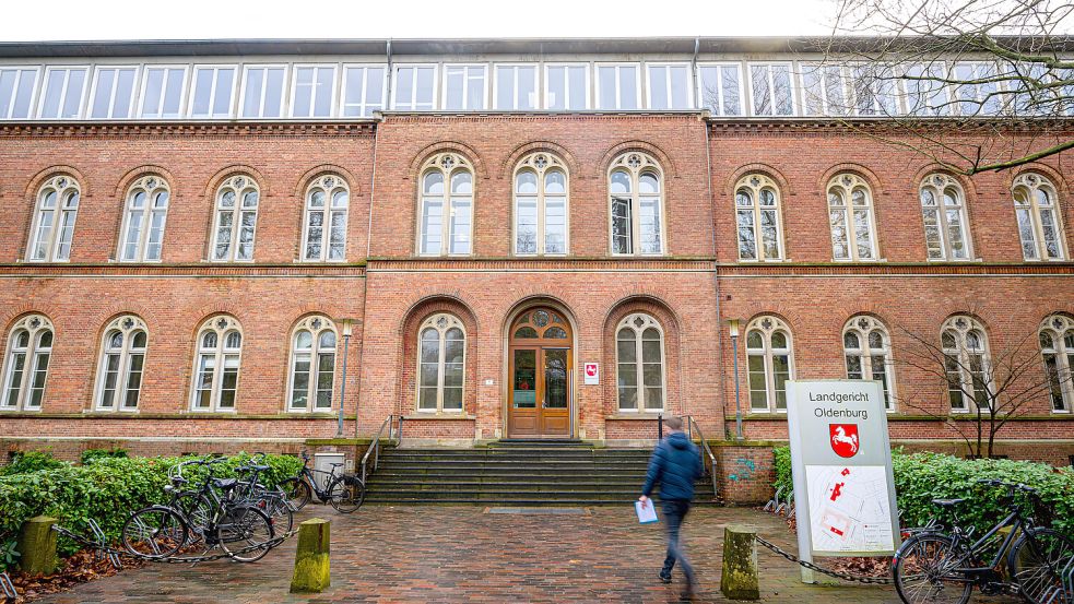 Am Landgericht Oldenburg ist ein Urteil gegen einen Mann gefallen, der seinen Mitbewohner lebendig verbrannt hat. Foto: dpa/Sina Schuldt