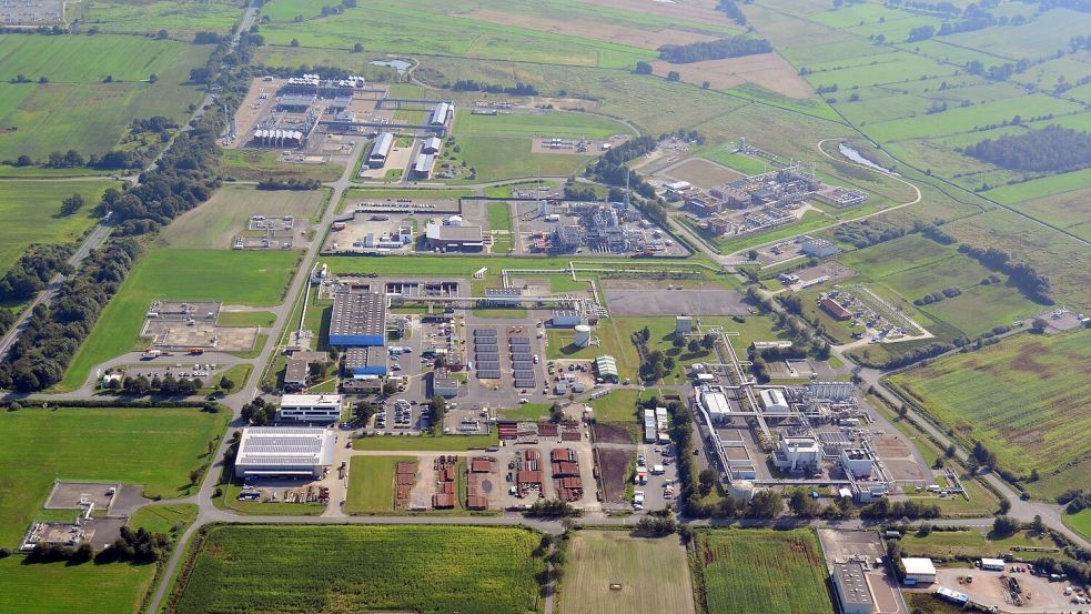 Das Kavernenfeld Etzel liegt mehr als einen Kilometer unter diesen obertägigen Einrichtungen. Foto: Storag Etzel