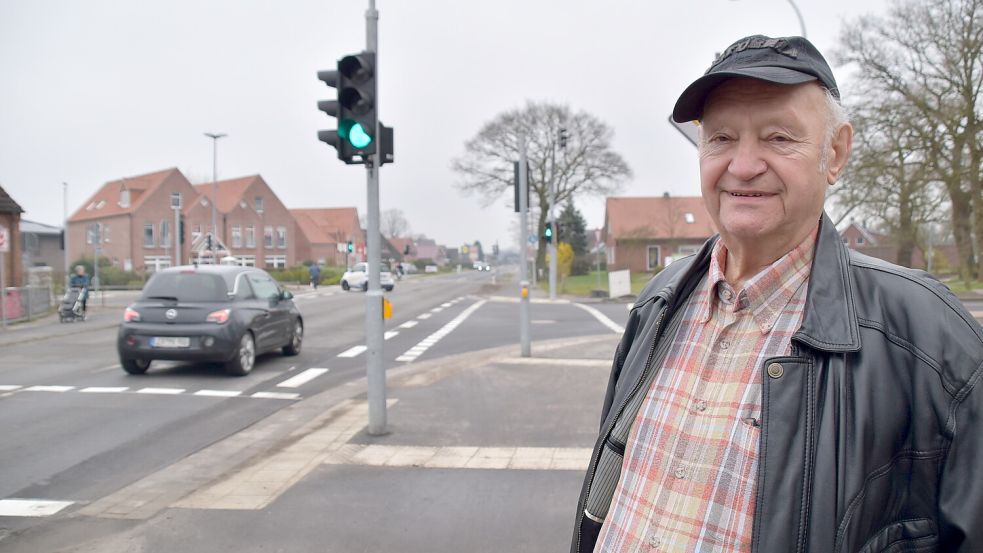 Flachsmeers Ortsbürgermeister Karl-Heinz Jesionek freut sich darüber, dass die Ampel in Betrieb genommen wurde. Foto: Ammermann