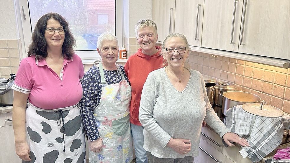 Hanne Waalkes (links), Mathilde Müller, Ingrid Gundlach und Magda Iben kochen ehrenamtlich für die Senioren aus Visquard. Foto: Weiden