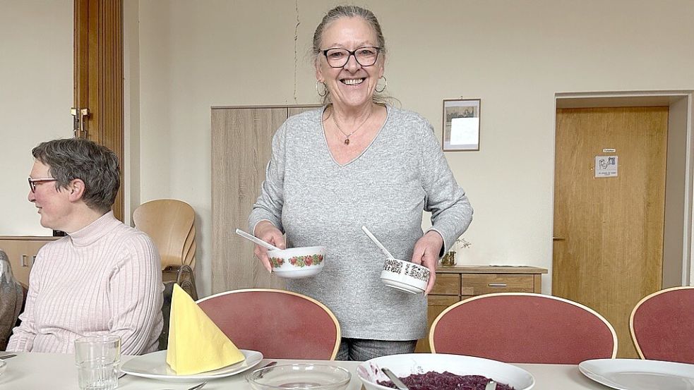 Magda Iben serviert eingelegtes Gemüse. Foto: Weiden