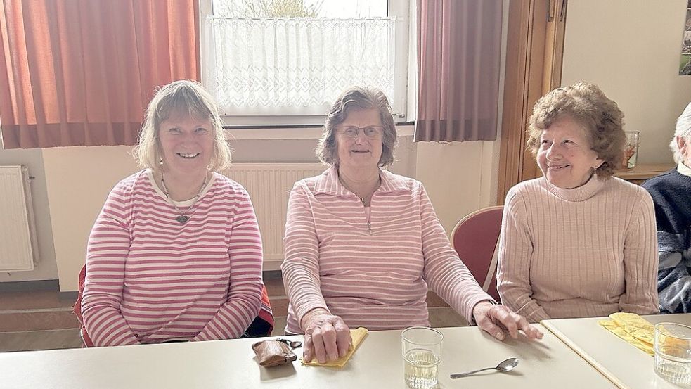 Edeltraut Kuhlmann (links), Martha Janssen und Renate Saathoff nutzen das Angebot gern. Für sie steht die Geselligkeit im Mittelpunkt. Foto: Weiden