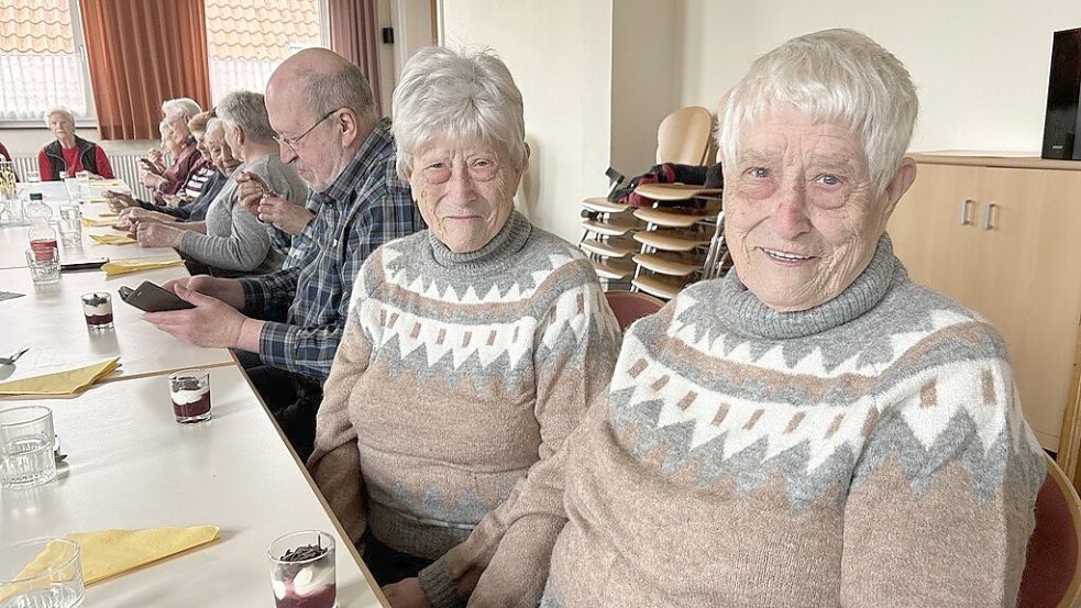 "Die Zwillinge aus Köln" - So werden Trudi Dusch (links) und ihre Zwillingsschwester Klara Kieven in Visquard oft genannt. Die beiden 82-Jährigen kommen seit vielen Jahren zum Mittagessen in das Gemeindehaus. Foto: Weiden