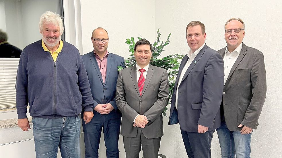 Der stellvertretende Aufsichtsratsvorsitzender Wolfgang Sikken (von links), Thorsten Schlamann, Said M.R. Khashey, Bürgermeister Florian Eiben und der Aufsichtsratsvorsitzende Olaf Wiltfang. Foto: Archiv/Wirtschaftsbetriebe Stadt Norden