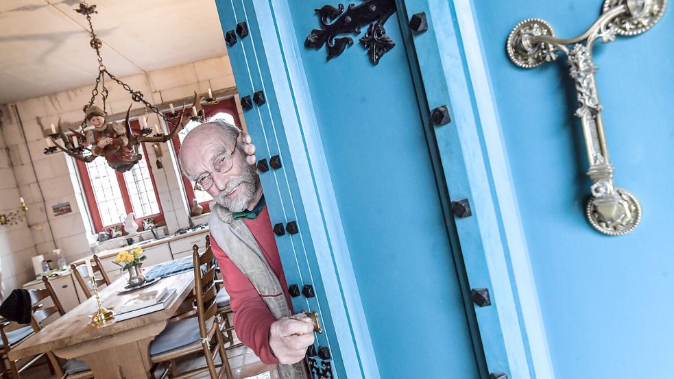 Harry Stoker öffnet die schwere blaue Eichentür. Dahinter liegt die Küche. Foto: Ortgies