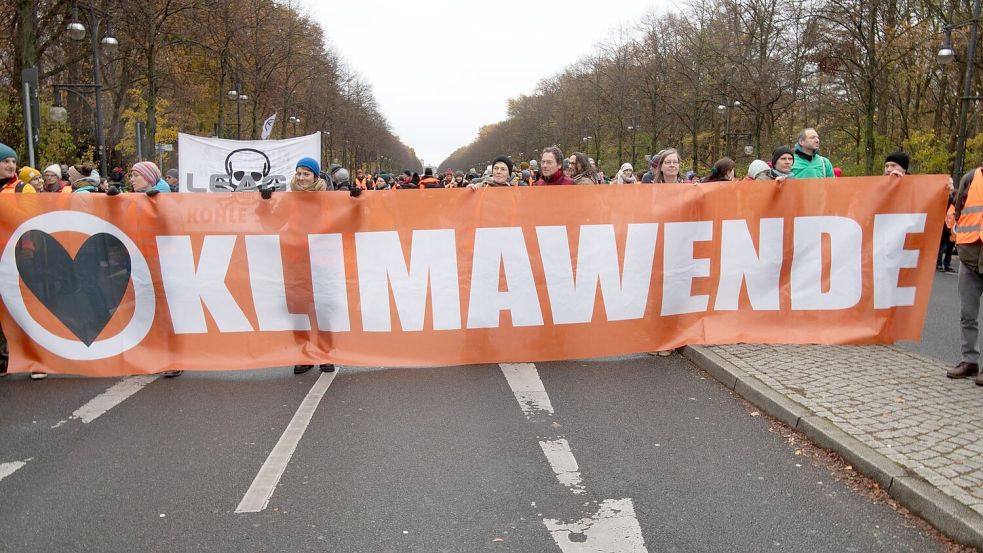 Aktivisten der Klimaschutzgruppe „Letzte Generation“ und anderer Gruppierungen blockieren im November 2023 die Straße des 17. Juni. Foto: Paul Zinken/dpa