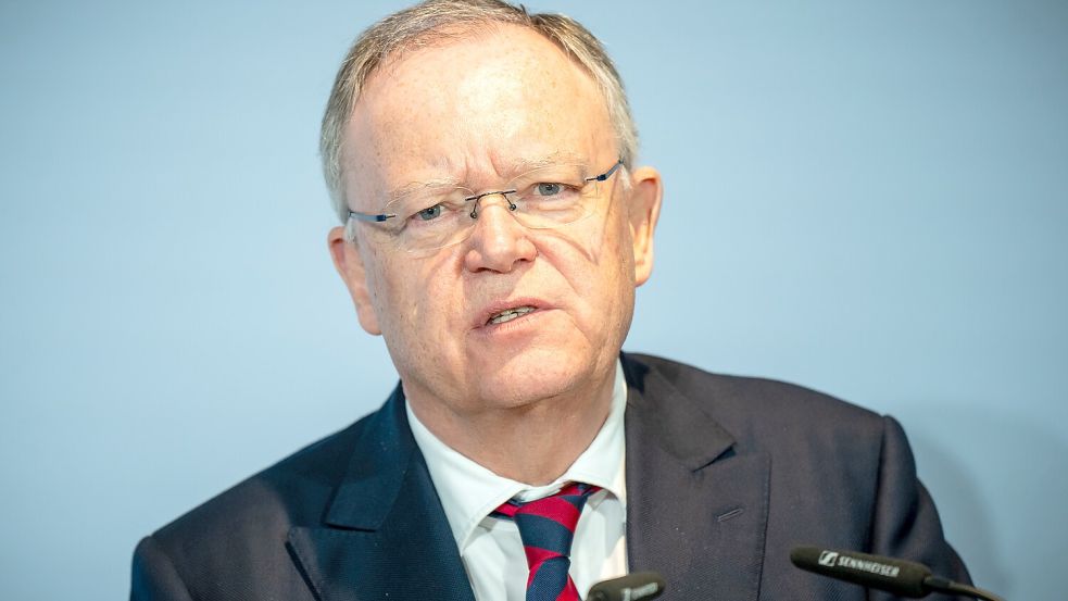 Wird wegen der Bezahlung seiner Büroleiterin wohl in einem Parlamentarischen Untersuchungsausschuss Rede und Antwort stehen müssen: Niedersachsens Ministerpräsident Stephan Weil (SPD). Foto: Michael Kappeler/dpa