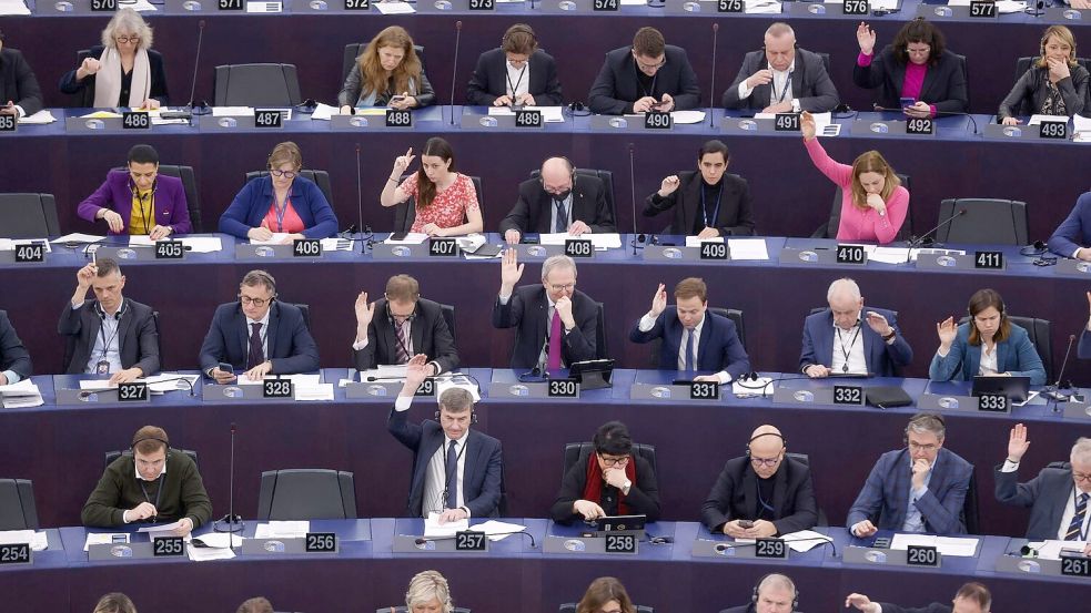 Die Gesetzgeber der Europäischen Union stimmen über ein Gesetz zur künstlichen Intelligenz ab. Das EU-Parlament gibt grünes Licht für schärfere Regeln für Künstliche Intelligenz. Foto: Jean-Francois Badias/AP/dpa