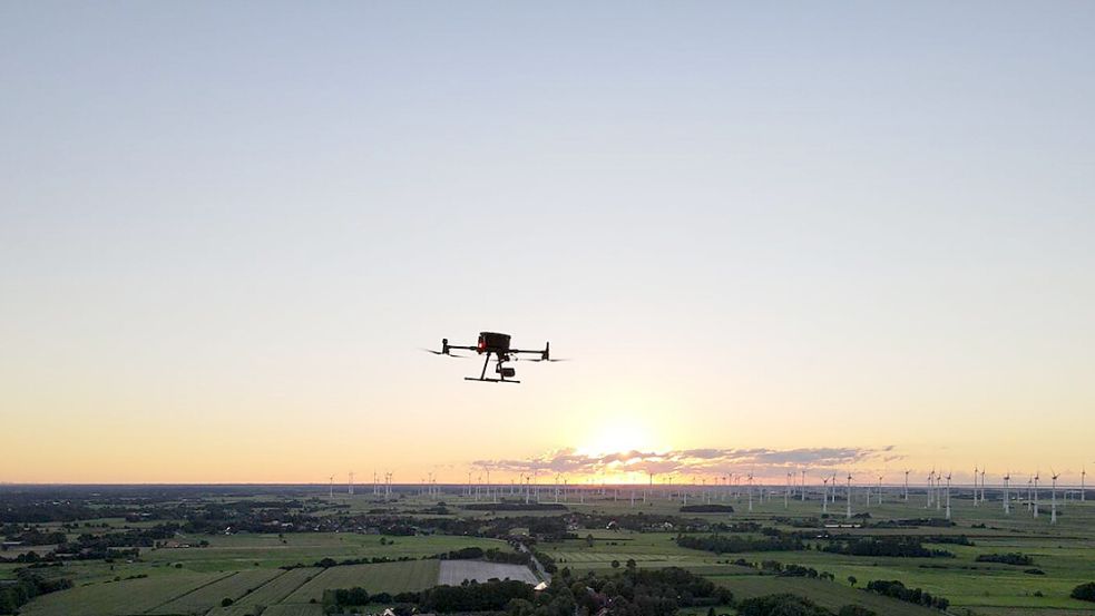 Was nach einem malerischen Flug in den Sonnenuntergang aussieht, hat einen ganz praktischen Zweck. Foto: LGLN