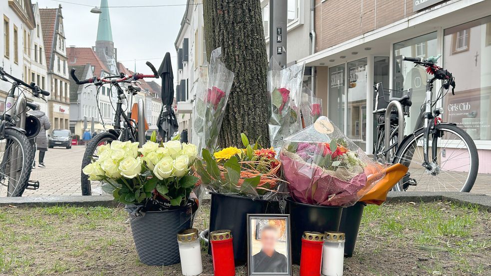 Blumen, Trauerkerzen und ein Foto erinnern in der Bielefelder Innenstadt an den 38-Jährigen, der dort am Samstagabend erschossen wurde. Foto: dpa/Friso Gentsch