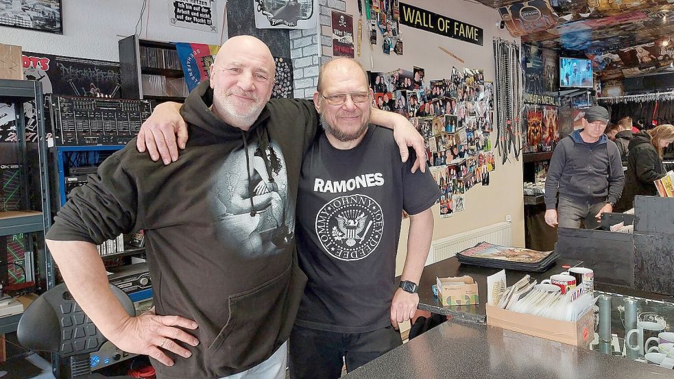 Martin "Maggi" Mak (links) und Jann Bents hatten gemeinsam die "Schnapsidee" einen Laden mit Musik- und Dartzubehör zu eröffnen. Fotos: Hanssen