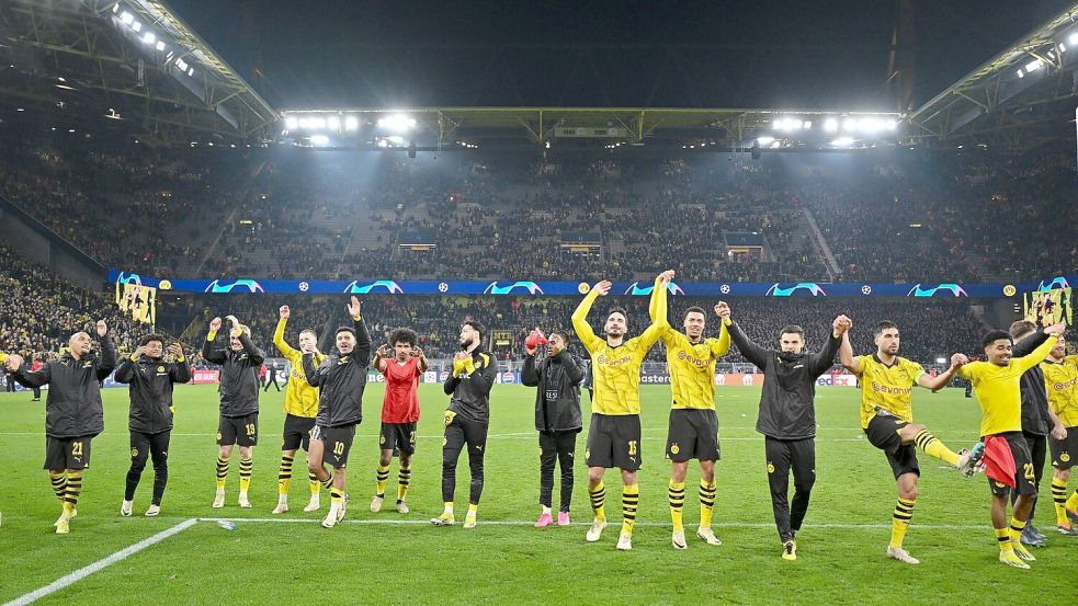 Die BVB-Spieler lassen sich von ihren Fans feiern. Foto: Bernd Thissen/dpa