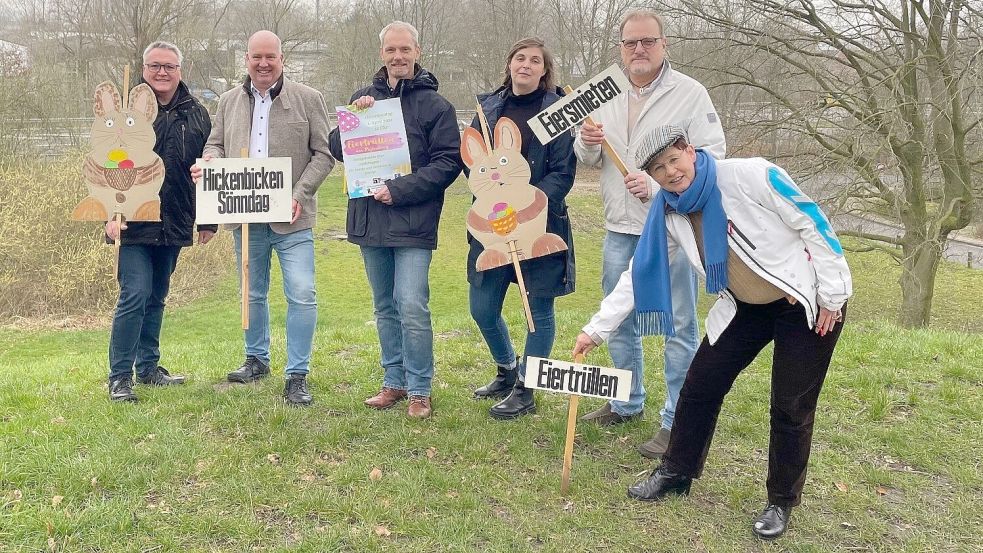 Das Foto zeigt die Veranstalter und Unterstützer des Eiertrüllens auf dem Plytenberg (von links): Kurt Radtke (Feriengebiet Südliches Ostfriesland), Bürgermeister Claus-Peter Horst, Oliver Freise (Heimatmuseum), Daniela Akkermann (Heimatmuseum), Günter Podlich (Heimatverein) und Anke Schlingmann (Heimatverein). Foto: Arends