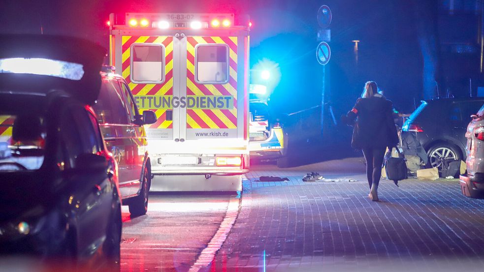 Polizei, Rettungsdienst und Feuerwehr waren am Mittwochabend (13. März) am Schlurrehm in Elmshorn im Einsatz. Foto: Florian Sprenger